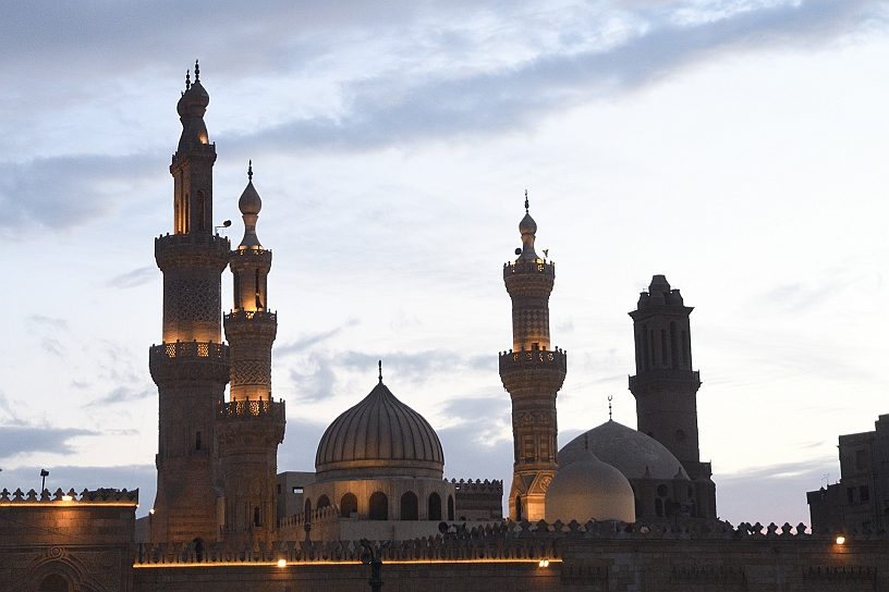 63 MAK_6932.jpg - La Moschea di al-Azhar situata nel cuore del Cairo islamico. Fondata nel 970 d.C. L’islam non ha papi e teocrazie consolidate, questo è uno dei monumenti islamici più antichi: ospita l’università più antica, prestigiosa e influenti del mondo islamico sunnita, ma non solo.